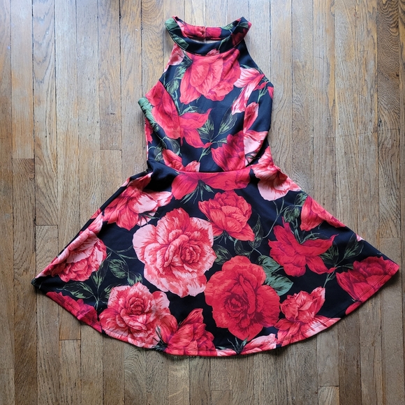 Halter Top Floral Rose Dress 🌹 - Picture 2 of 11